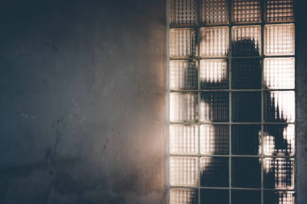 Kadın gölgesi yansıtan aynanın arkasında. Hayalet ve şeytan kavramı. Uğrak ve korku tema. Cadılar Bayramı day Tema. 