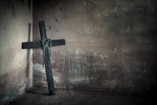 Croce Nera Contro Muro Con Catena Acciaio Appesa Pistola Festa — Foto Stock