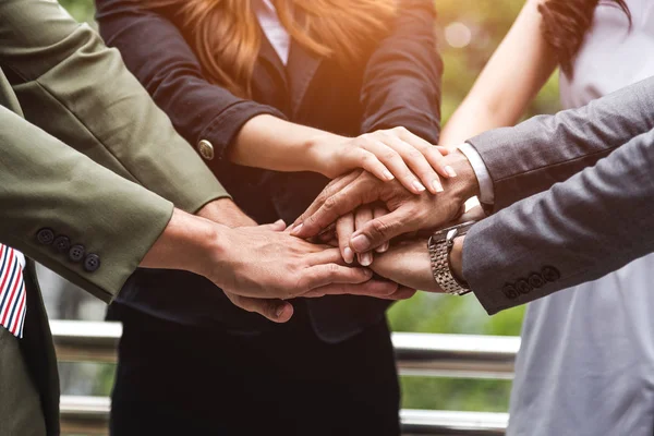 Närbild Business Människor Händer Stapling Som Teamwork Ledarskap Samla Corporate — Stockfoto
