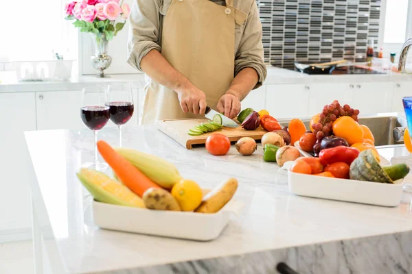 Man Matlagning Och Skivning Grönsak Köket Personer Och Livsstilar Koncept — Stockfoto