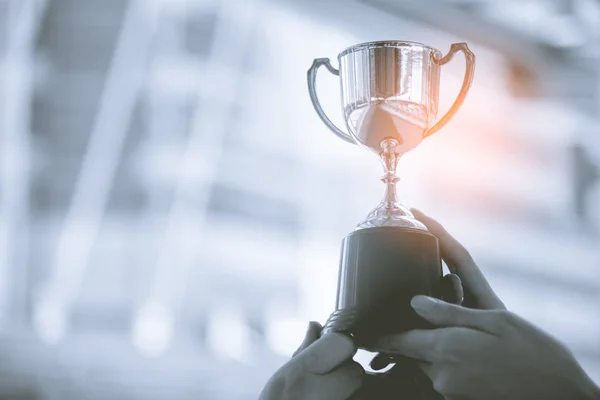 Gümüş kupa şehir arka plan ile. Başarı ve başarı kavramı. Spor ve Kupası Ödülü Tema.