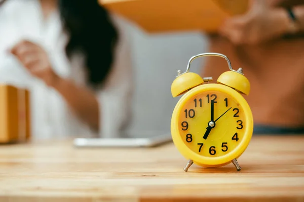 Relógio Alarme Amarelo Mesa Madeira Escritório Mulheres Verificando Estoque Produtos — Fotografia de Stock