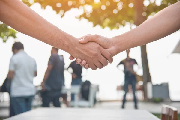 Cerrado Apretón Manos Con Gente Fondo Concepto Cooperación Unidad Empresarial — Foto de Stock