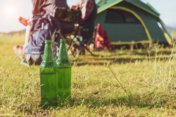 Närbild Ölflaska Ängen Medan Camping Utomhus Semester Och Semester Koncept — Stockfoto