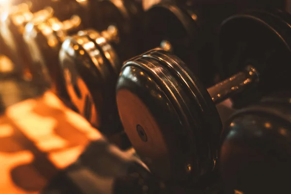 Conjunto Halteres Aço Preto Close Halteres Rack Fundo Centro Fitness — Fotografia de Stock