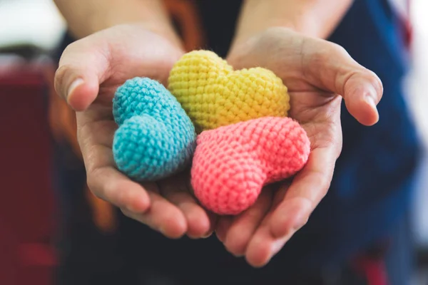 Fechar Mãos Dando Colorido Coração Fio Artesanal Dia Dos Namorados — Fotografia de Stock