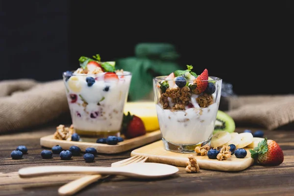 Frisk Grekisk Yoghurt Med Müsli Och Blandade Bär Träbord Med — Stockfoto