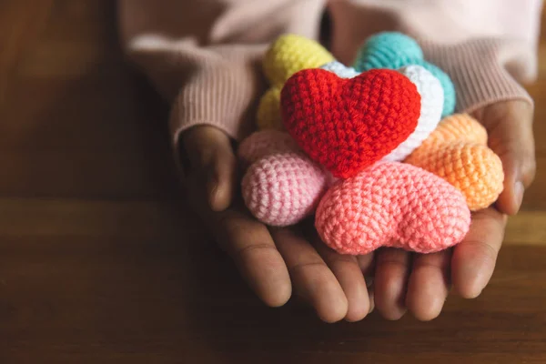 Coração Fio Cores Misturadas Dar Mãos Close Colorido Feito Mão — Fotografia de Stock