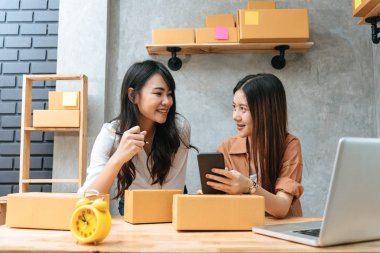 İki Genç Asyalı kadınlar başlangıç küçük işletme girişimci KOBİ dağıtım depo parsel posta kutusu. küçük sahibi ev ofis. Online pazarlama ve ürün paketleme ve teslimat hizmeti
