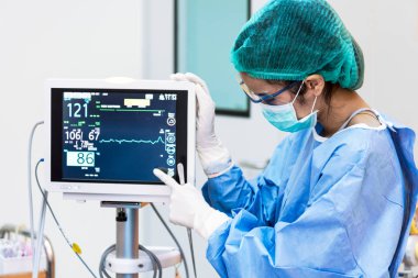 Kadın doktor operasyon odasında kalp oran sınıf başkanı için işaret. Sağlık ve tıp kavramı. Hastane ve insanlar Tema.