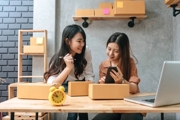 Deux Jeunes Femmes Asiatiques Démarrage Petite Entreprise Entrepreneur Pme Entrepôt — Photo