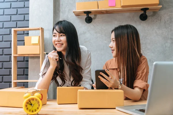 两名年轻的亚洲妇女创业小企业企业家 配送仓库与包裹信箱 小业主的家办公室 在线营销和产品包装及交付服务 — 图库照片