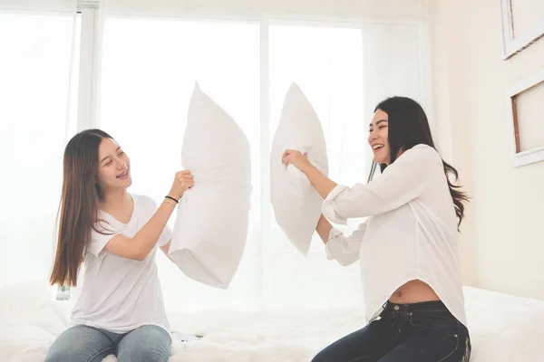 Dos Asiáticos Haciendo Peleas Almohadas Dormitorio Concepto Estilos Vida Personas — Foto de Stock