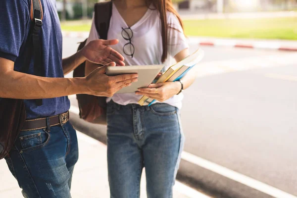 Primer Plano Discusión Dos Estudiantes Universitarios Con Tableta Chica Sosteniendo — Foto de Stock