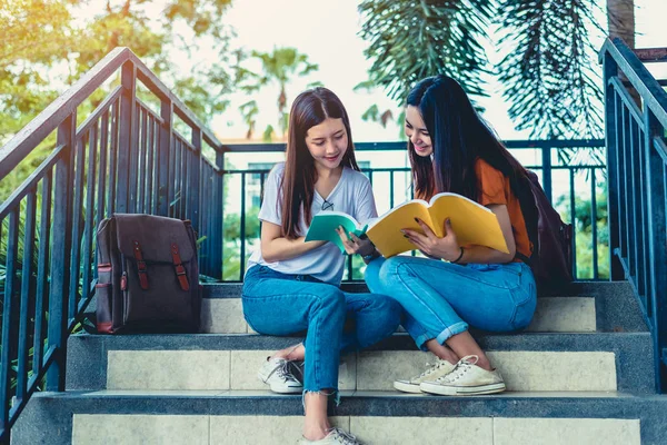 Duas Meninas Beleza Asiáticas Lendo Tutorando Livros Para Exame Final — Fotografia de Stock