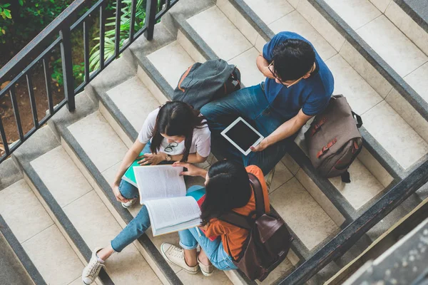 亚洲大学生团体在教室外使用平板电脑和手机 幸福与教育学习理念 回到学校的概念 青少年和人的主题 户外与技术主题 — 图库照片