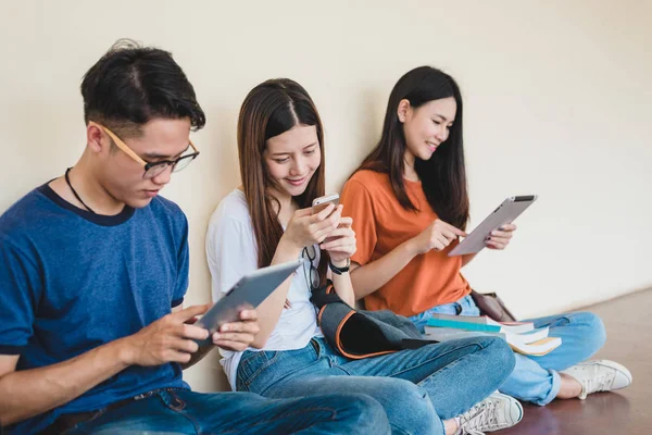 Kelompok Mahasiswa Asia Menggunakan Tablet Dan Ponsel Luar Kelas Konsep — Stok Foto