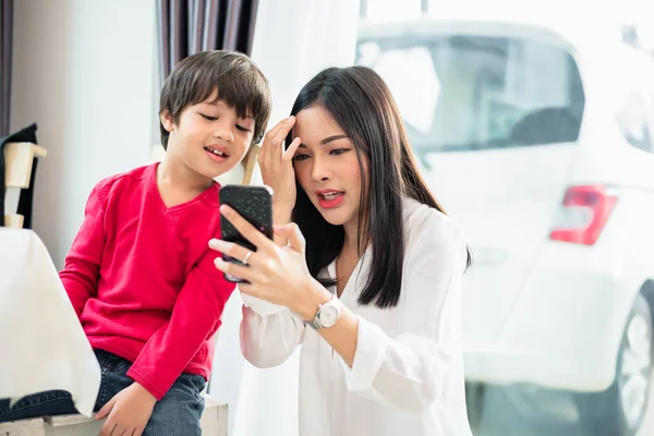 Mama Jej Dziecko Pomocą Patrząc Smartphone Razem Koncepcja Ludzi Technologii — Zdjęcie stockowe