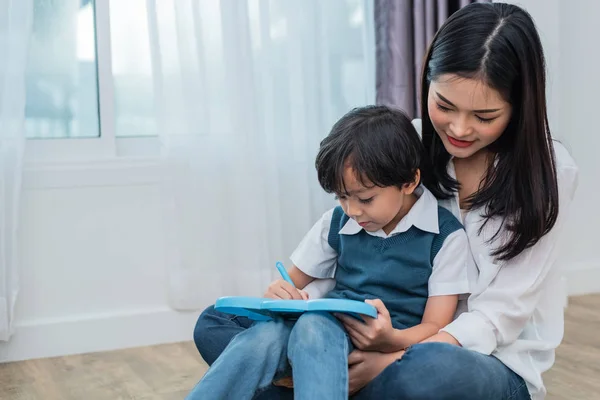 Asian Mamo Teaching Ładny Chłopak Rysunek Tablica Razem Powrót Szkoły — Zdjęcie stockowe