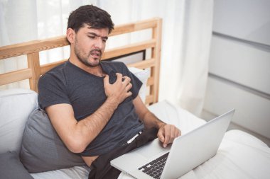 Dizüstü bilgisayar gecede nedeni kalp krizi yetmezliği belirti kullanarak iş adamı. Sağlık ve tıbbi sağlık çok çalışan insanların yaşam tarzı kavramının. Teknoloji ve işkolik hastalık Tema.