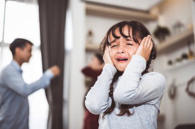 Küçük kız babası kavga yüzünden ağlıyor. Kız anne ve babasıyla bağırarak istismar ve kızgın arka planda ev çakışıyor. Aile dramatik sahne, aile sosyal sorun kavramı verir..