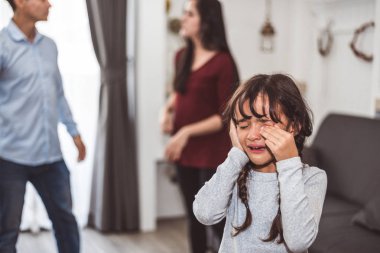 Küçük kız babası kavga yüzünden ağlıyor. Kız anne ve babasıyla bağırarak istismar ve kızgın arka planda ev çakışıyor. Aile dramatik sahne, aile sosyal sorun kavramı verir..