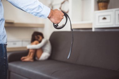 Küçük kız dramatik an Divan soğukları ailesinden korkarak. Çocuk hakları erken çocukluk eğitimi ve sosyal sorunları ve anne bakım sorun kavramı. Çocuk bozukluğu ve kötüye