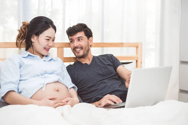 Gelukkig Man Zijn Zwangere Vrouw Laptop Gebruikt Het Zoeken Van — Stockfoto
