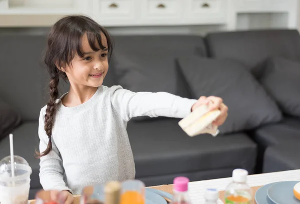 Feliz Niña Dando Sándwich Juguete Cocina Como Chef Sala Estar — Foto de Stock