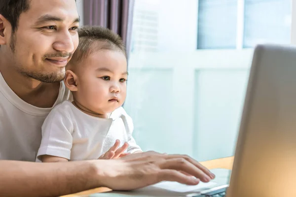 Single Dad Son Using Laptop Together Happily Technology Lifestyles Concept — Stock Photo, Image