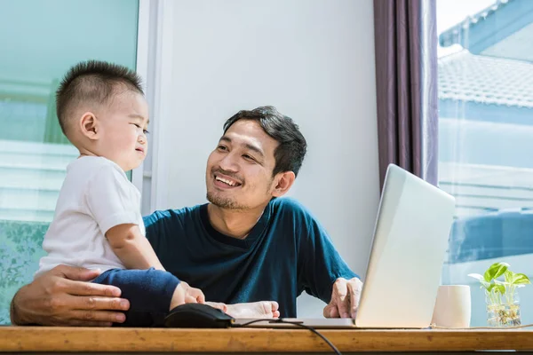 Single Dad Son Using Laptop Together Happily Technology Lifestyles Concept — Stock Photo, Image