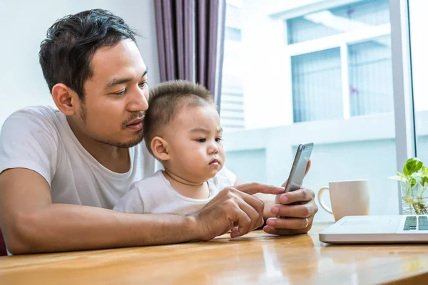 Asiático Padre Hijo Usando Teléfono Inteligente Juntos Fondo Del Hogar — Foto de Stock