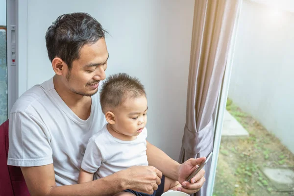 Aziatische Vader Zoon Met Behulp Van Slimme Telefoon Samen Huis — Stockfoto