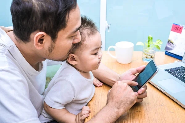 Padre Soltero Hijo Usando Portátil Juntos Felizmente Concepto Tecnología Estilos — Foto de Stock