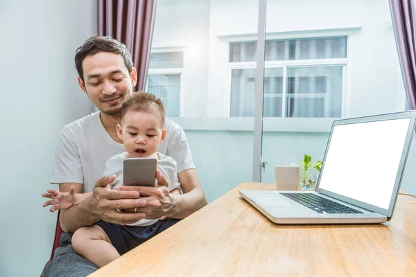 Père Fils Asiatiques Utilisant Téléphone Intelligent Ensemble Dans Fond Maison — Photo