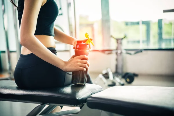 Mujer Hermosa Asiática Bebiendo Batido Proteínas Agua Potable Gimnasio Entrenamiento —  Fotos de Stock