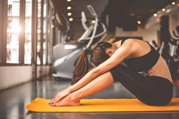 Frau Beim Bücken Yoga Und Nach Unten Fitness Workouts Fitnessstudio — Stockfoto