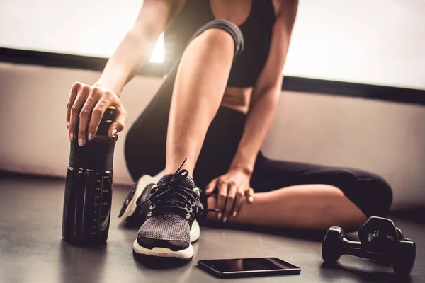 Close Treino Exercício Feminino Ginásio Fitness Indoor Quebrar Relaxar Após — Fotografia de Stock