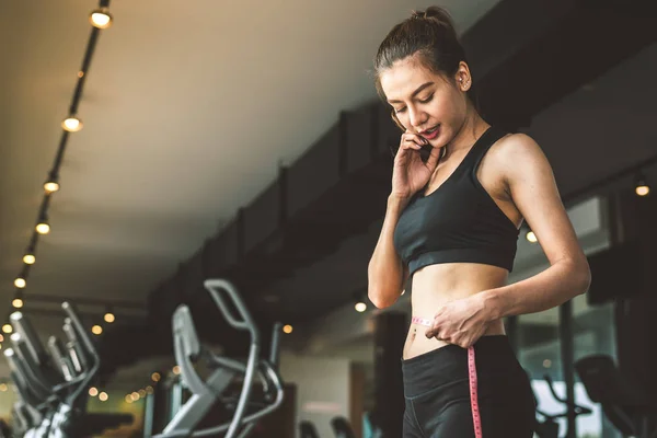 Deporte Mujer Delgada Feliz Utilizando Línea Cinta Cintura Gimnasio Gimnasio —  Fotos de Stock