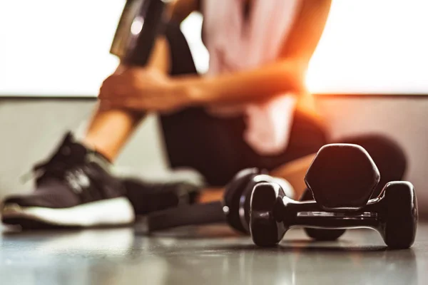 Cerrar Pesas Con Entrenamiento Ejercicio Mujer Gimnasio Romper Aptitud Relajarse — Foto de Stock