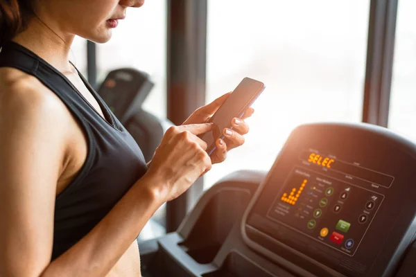 Vrouw Met Behulp Van Slimme Telefoon Wanneer Training Sterkte Opleiding — Stockfoto