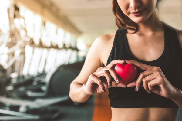 Ευτυχισμένος Αθλητισμού Γυναίκα Κρατώντας Κόκκινη Καρδιά Στο Γυμναστήριο Γυμναστήριο Ιατρική — Φωτογραφία Αρχείου