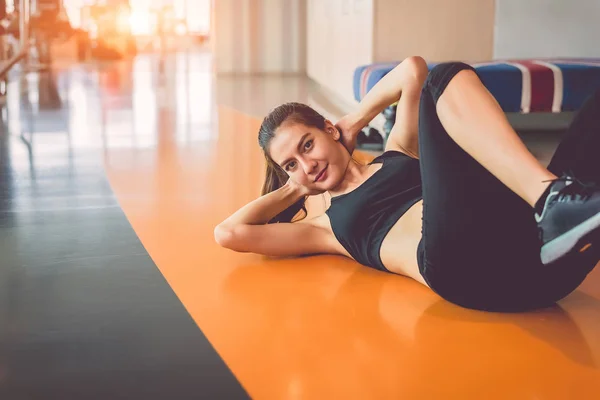 Sportlerin Sitzen Fitnesssport Trainingsclub Mit Sportgeräten Und Zubehör Hintergrund Workout — Stockfoto