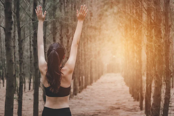 Asiatische Junge Frau Macht Yoga Und Breitet Die Arme Wald — Stockfoto