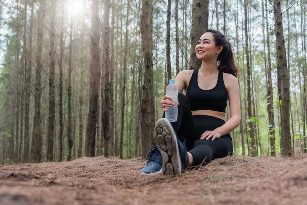 Beleza Mulher Asiática Esporte Descansando Segurando Garrafa Água Potável Relaxando — Fotografia de Stock