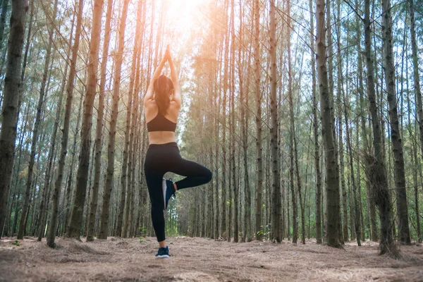 Krásná Mladá Asijská Žena Stojící Dělal Lese Koncept Cvičení Meditace — Stock fotografie