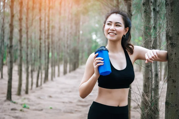 Mulher Beleza Asiática Beber Água Floresta Esporte Conceito Saudável Concepção — Fotografia de Stock