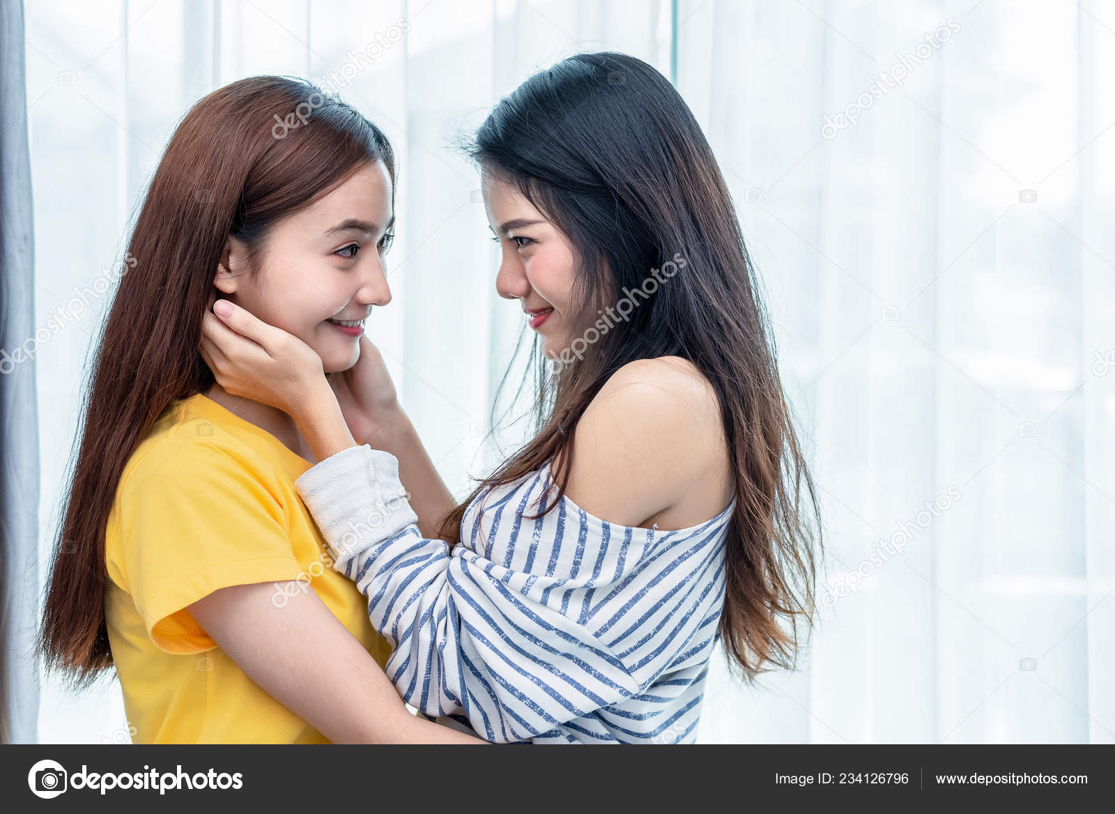 Duas Mulheres Asiáticas Olhar Umas Para Outras Casa Conceito Pessoas — Foto  © shutter2u #234126796, image size:1600x1168