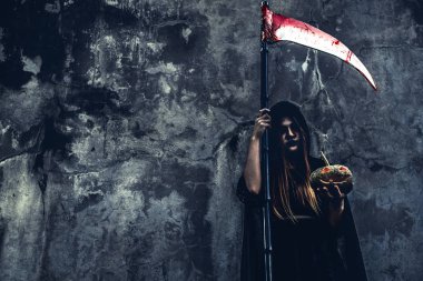 Şeytan cadı reaper'grunge duvar arka plan ile. Cadılar Bayramı ve dini kavramı. Şeytan melek ve şeytan Tema.