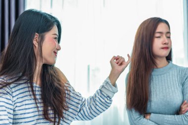 Güzellik Asyalı kadın sevgilisi tarafından yatak odası arka plan değişkeninde sonra mutabakatı. Depresyonda ve parlak sesi duygu. İnsanlar ve yaşam kavramı. Kolay yapma tekrar Tema.